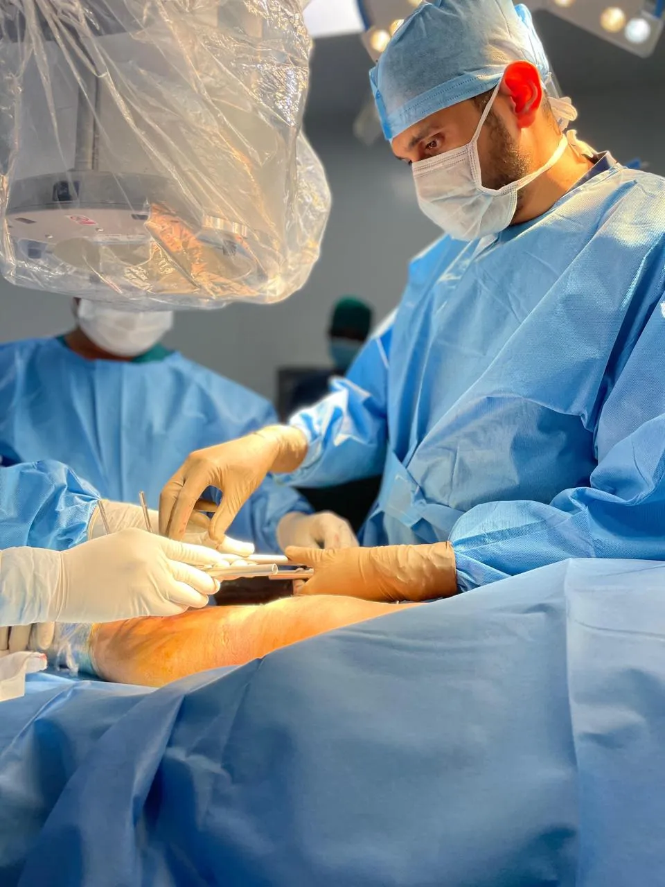 Dr. Nikhil Karwande performing arthroscopic knee surgery